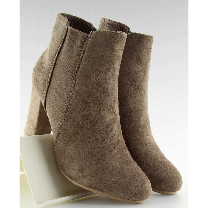 Botas con aislamiento en los talones beige caqui 1 Botas con aislamiento en los talones beige caqui 1