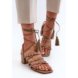 Sandalias de tacón bajo atadas decoradas con tachuelas, verde Chrisele 5