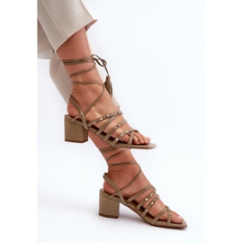Sandalias de tacón bajo atadas decoradas con tachuelas, verde Chrisele 9