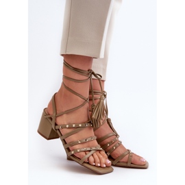Sandalias de tacón bajo atadas decoradas con tachuelas, verde Chrisele 3