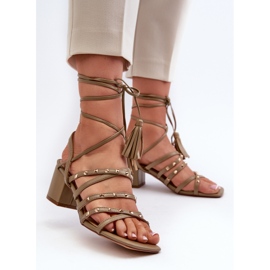 Sandalias de tacón bajo atadas decoradas con tachuelas, verde Chrisele 4
