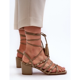 Sandalias de tacón bajo atadas decoradas con tachuelas, verde Chrisele 6