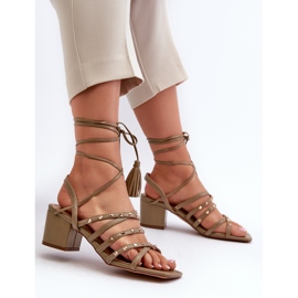 Sandalias de tacón bajo atadas decoradas con tachuelas, verde Chrisele 1