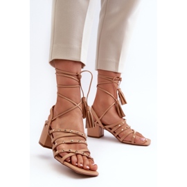 Sandalias de tacón bajo con cordones decoradas con tachuelas Chrisele camel beige 7