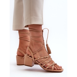 Sandalias de tacón bajo con cordones decoradas con tachuelas Chrisele camel beige 9