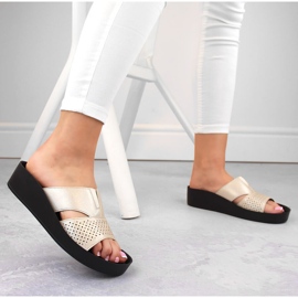 Chanclas de mujer beige brillantes con goma elástica Sabatina 2318-4 5