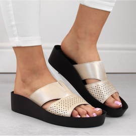 Chanclas de mujer beige brillantes con goma elástica Sabatina 2318-4 6