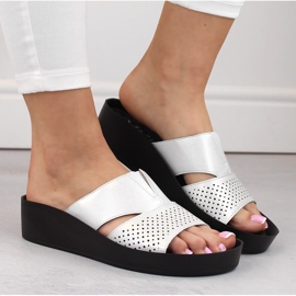 Chanclas de mujer plateadas con goma elástica, plata brillo, Sabatina 2318-4 6