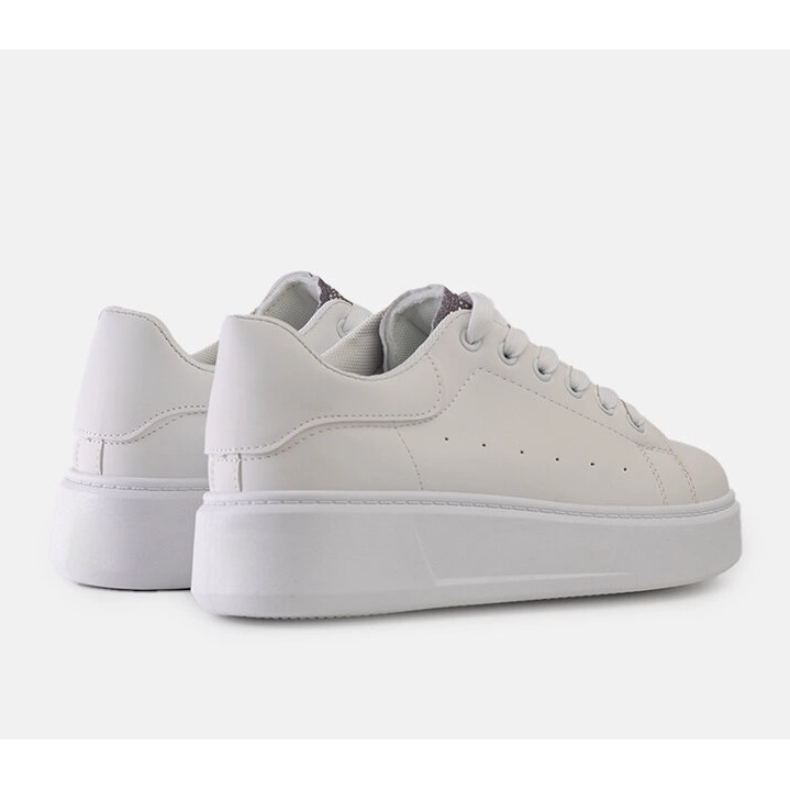 Zapatillas blancas con llamativo adorno Asmait. blanco 1