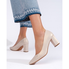Cómodos zapatos de salón beige de Sergio Leone 1
