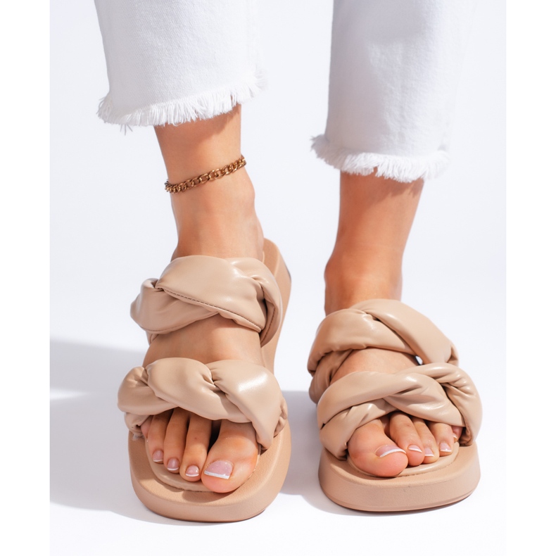 Chanclas beige con suela gruesa. 2