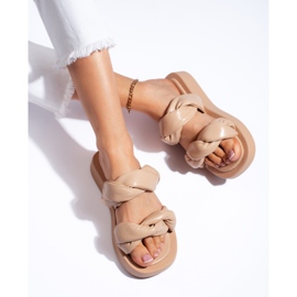 Chanclas beige con suela gruesa. 3