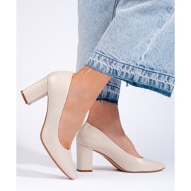 Cómodos zapatos de salón beige de Sergio Leone 2