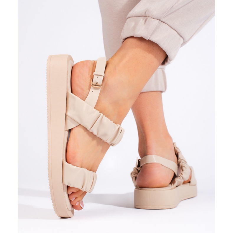 Sandalias beige con volantes 1