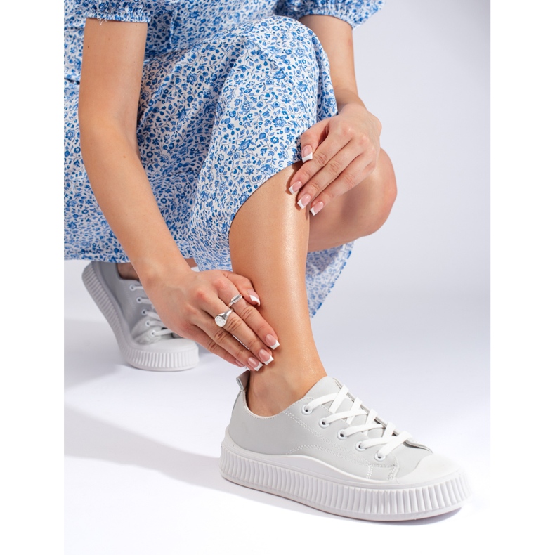 Deportivas de mujer grises fabricadas en piel ecológica. 2