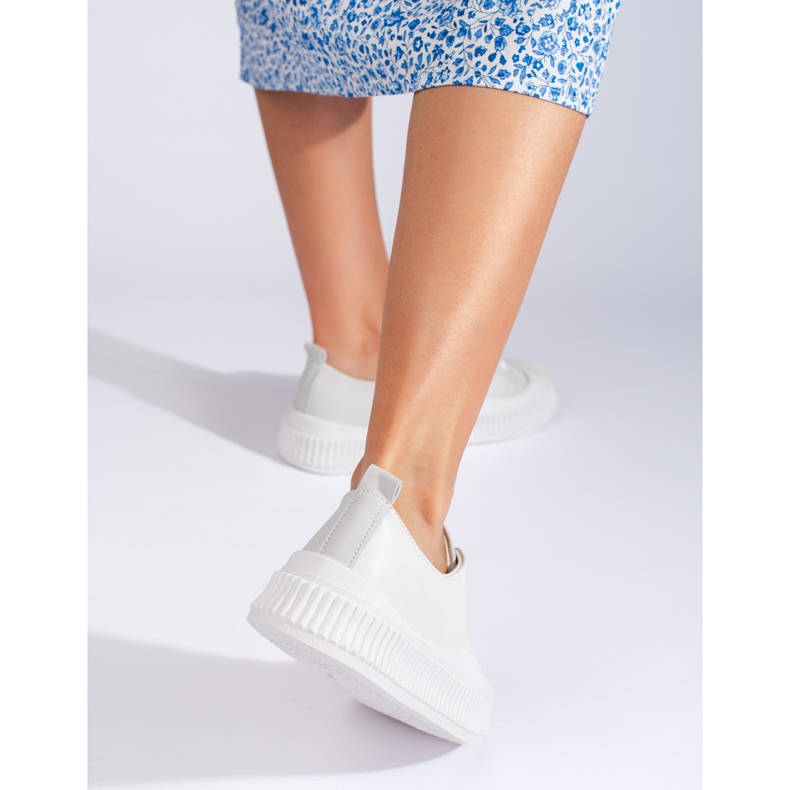 Deportivas de mujer grises fabricadas en piel ecológica. 1