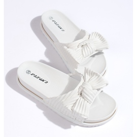 Chanclas blancas con suela gruesa. blanco 1