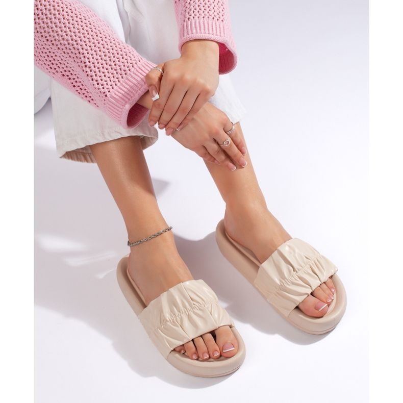 Chanclas de mujer con volantes beige claro 1