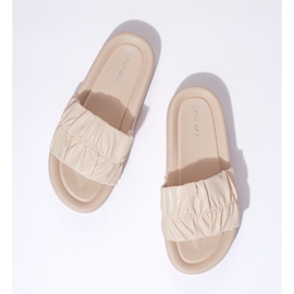 Chanclas de mujer con volantes beige claro 4