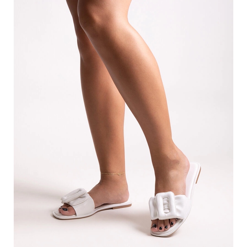 Pantuflas blancas con hebilla Ganema blanco 1