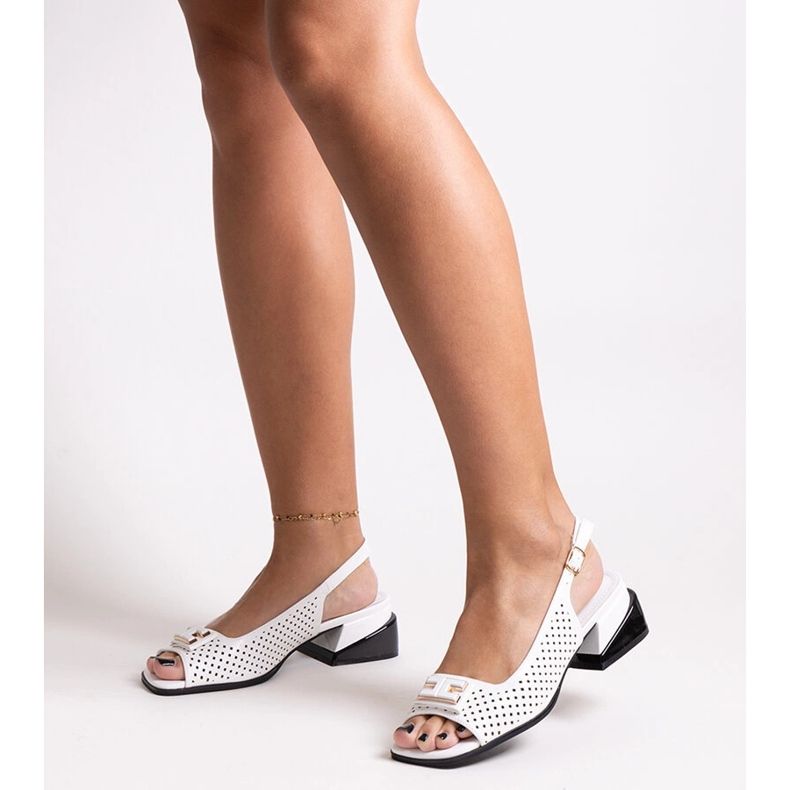 Sandalias caladas sobre un enorme bloque Sajida. blanco 1 Sandalias caladas sobre un enorme bloque Sajida. blanco 1