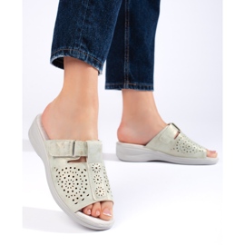 Chanclas de mujer caladas con cómoda cuña gris 2