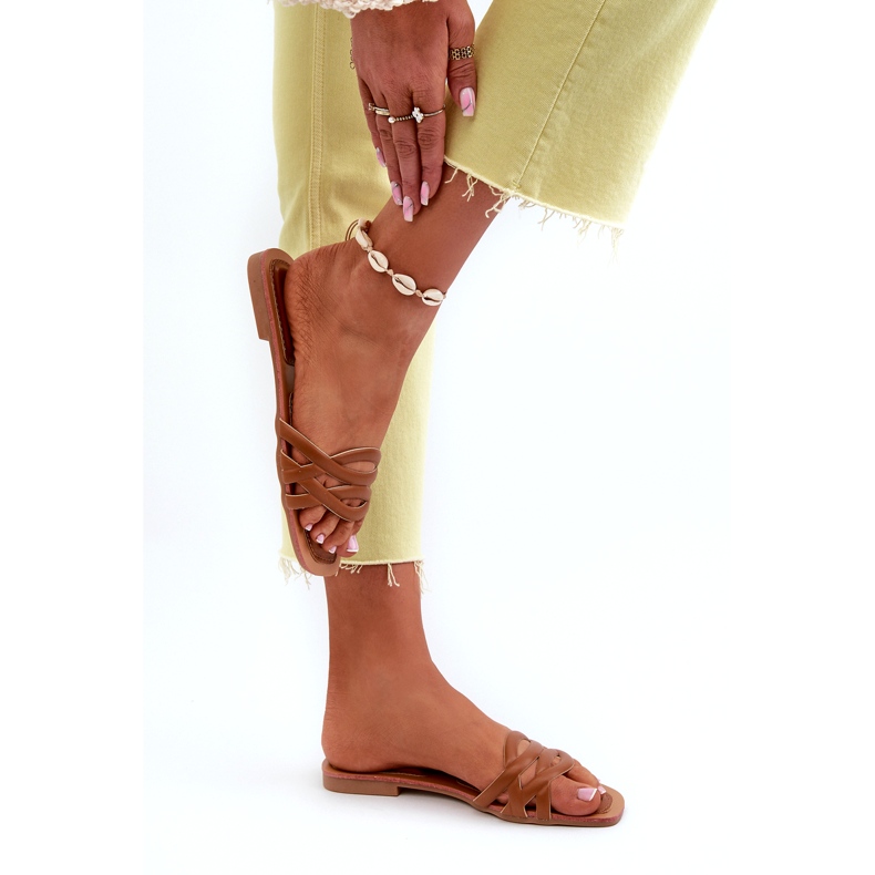 Chanclas de cuero ecológico de tacón plano marrón 6