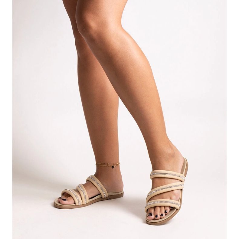 Chanclas beige con pedrería de Martinela 1