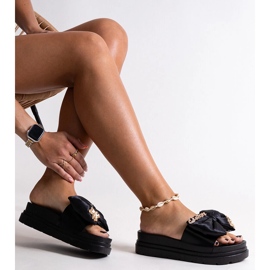 Chanclas negras enormes con lazo y osito de peluche Izsa. negro 1