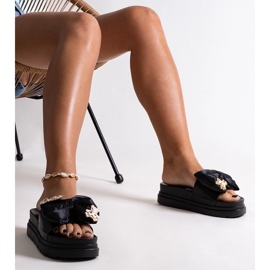 Chanclas negras enormes con lazo y osito de peluche Izsa. negro 3