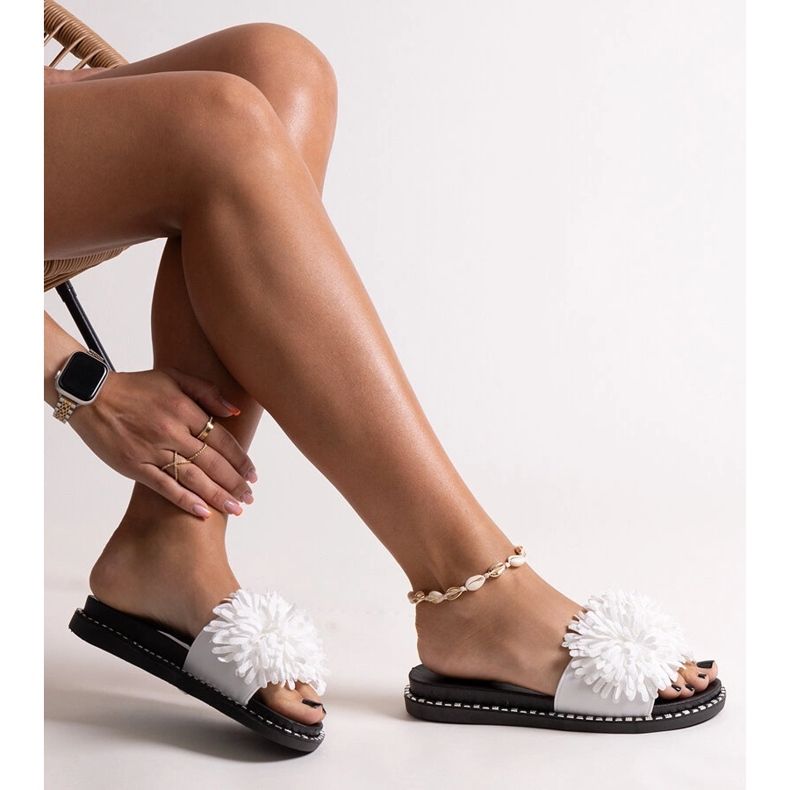 Chanclas blancas con flores de Levina blanco 1