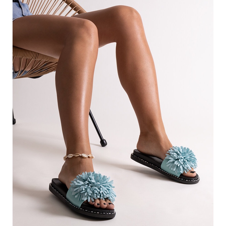 Chanclas azules con flores de Levina 1