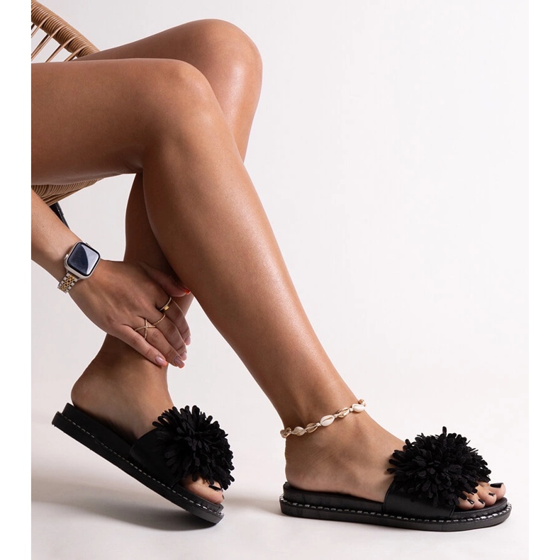 Chanclas negras con flores de Levina negro 1