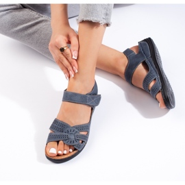 Sandalias de mujer celestes con cuña baja. azul 2