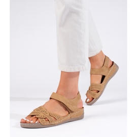 Sandalias de mujer en color marrón claro con cuña baja. 3