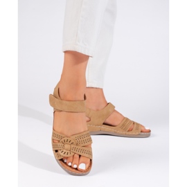 Sandalias de mujer en color marrón claro con cuña baja. 4