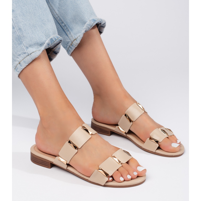 Chanclas de mujer beige con suela plana. 1
