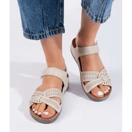 Sandalias de mujer beige claro con cuña baja. 4