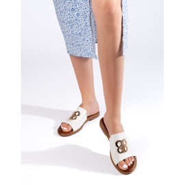 Chanclas de mujer blancas con decoración. blanco 3