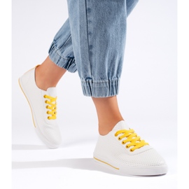 Zapatillas de mujer blancas con cordones amarillos. blanco 2