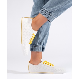 Zapatillas de mujer blancas con cordones amarillos. blanco 3