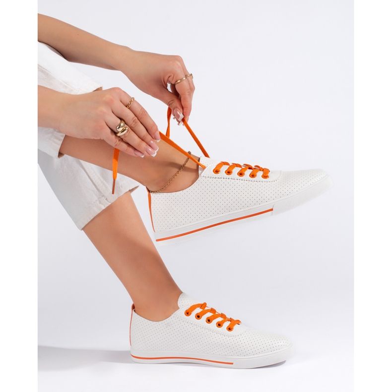 Zapatillas de mujer blancas con cordones naranjas. blanco 1
