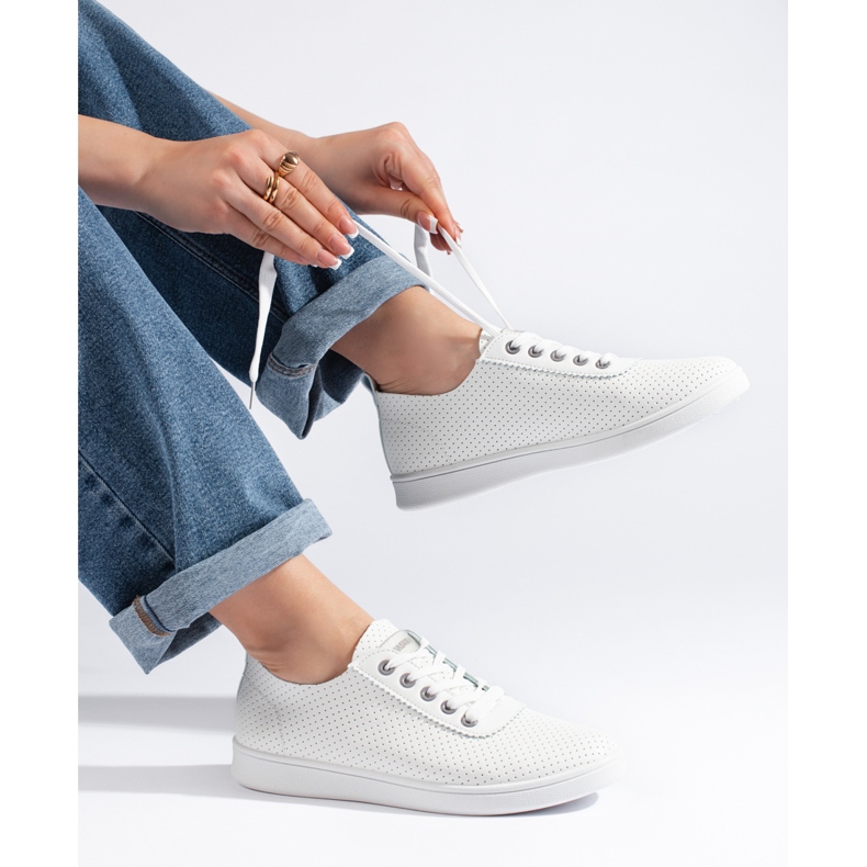 Zapatillas blancas clásicas de mujer. blanco 1