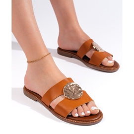 Chanclas de mujer elegantes color camel marrón 1