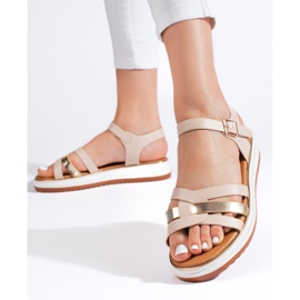 Sandalias de mujer beige en la plataforma. 2