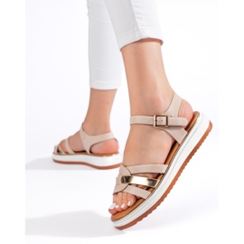 Sandalias de mujer beige en la plataforma. 3