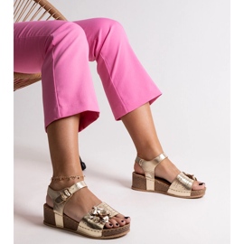 Sandalias cuña doradas con flor Kifah dorado 3