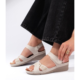 Sandalias cuña mujer beige con velcro 3