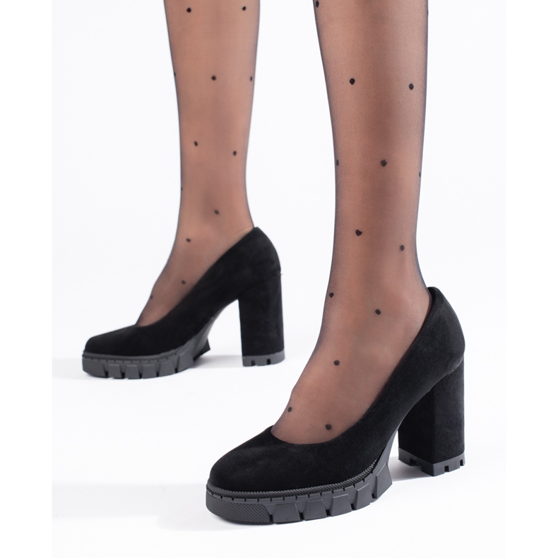 Salón de mujer de ante negro con tacón alto 1