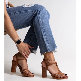Sandalias de tacón marrones de Mikaii marrón 1